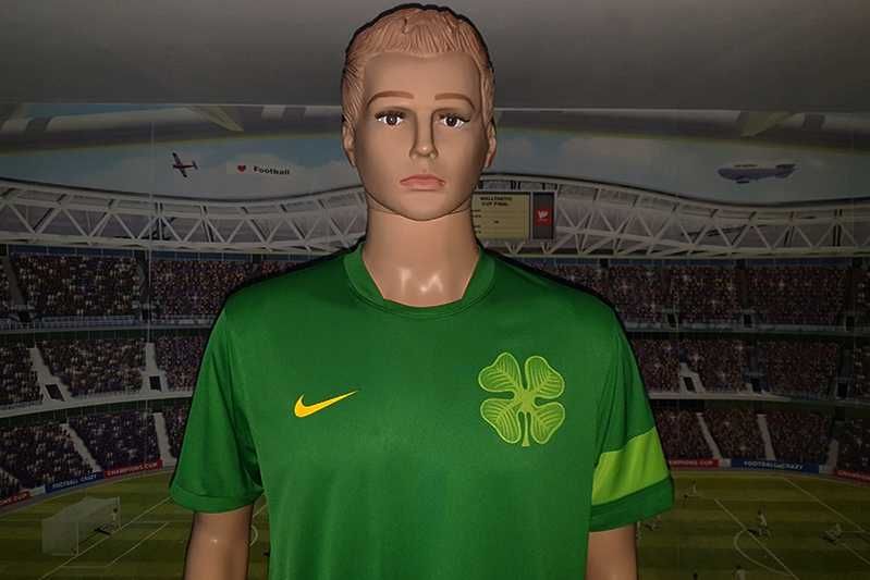 The Celtic F.C. Nike DriFit 2010-11 training shirt/pre-match size: M