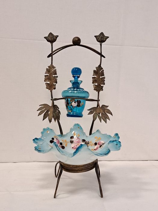 Aneleira com frasco de perfume