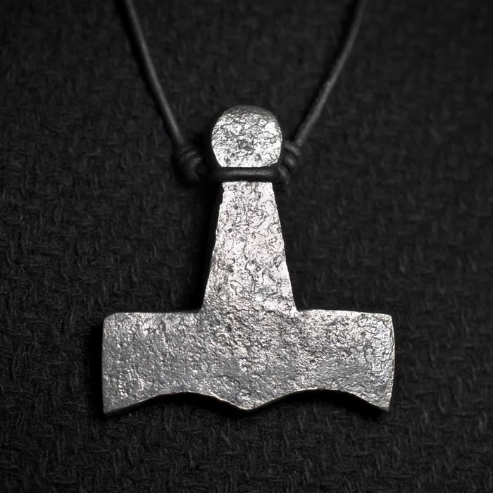 Masywny młot Thora, Mjolnir - biżuteria Wikingów w surowym stylu