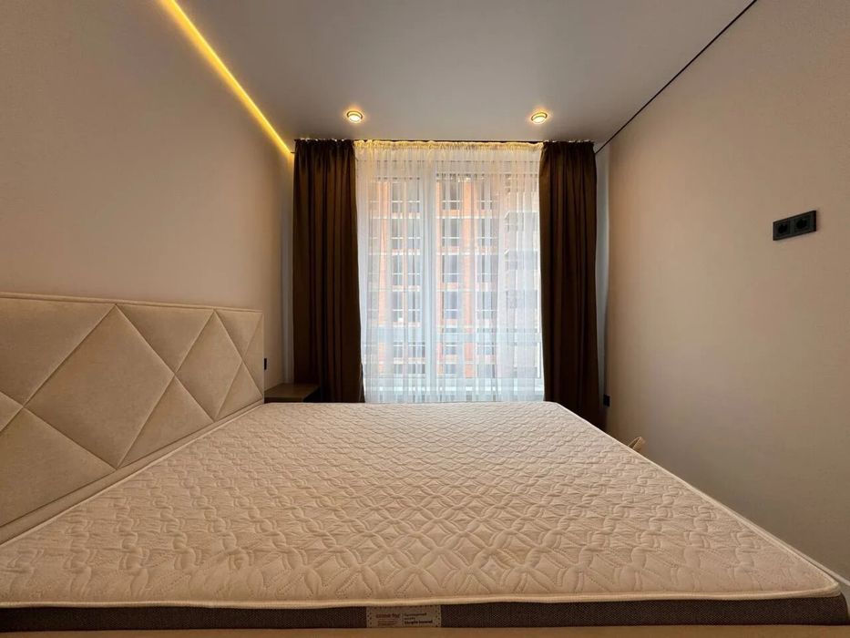 Оренда! 1.5 кім з сучасним ремонтом біля озера з басейном на даху