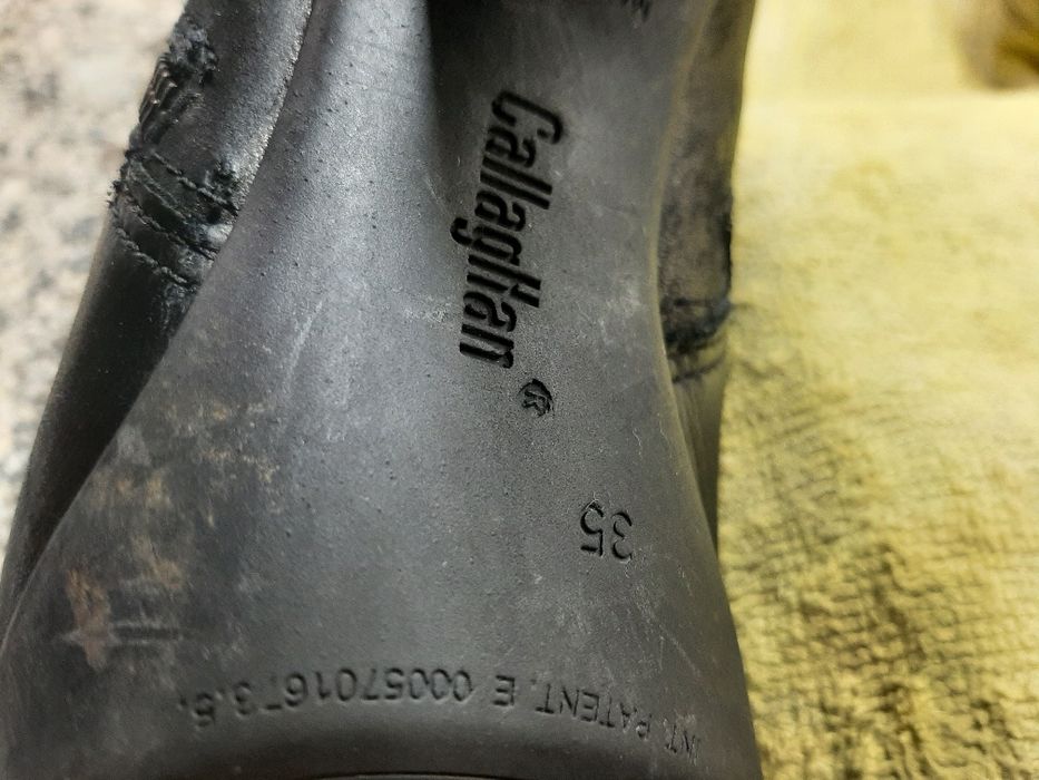 Botas em pele tamanho 35 callaghan