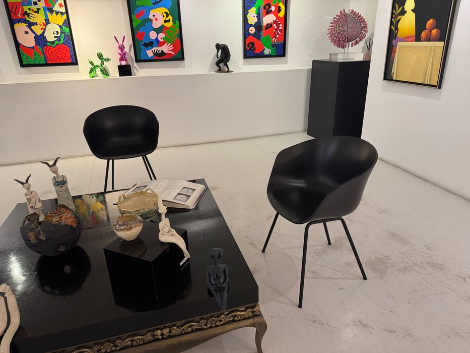 Conjunto de 4 cadeiras e mesa de café / design Nórdico / Marca HAY