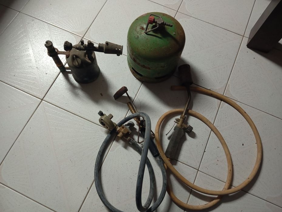 Maçaricos e garrafa gaz.