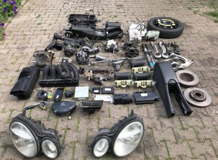 детали мерседес. мерседес по деталям. склад автозапчастей мерседес. запчасти с авторазборок. 903 мерседес разборка.