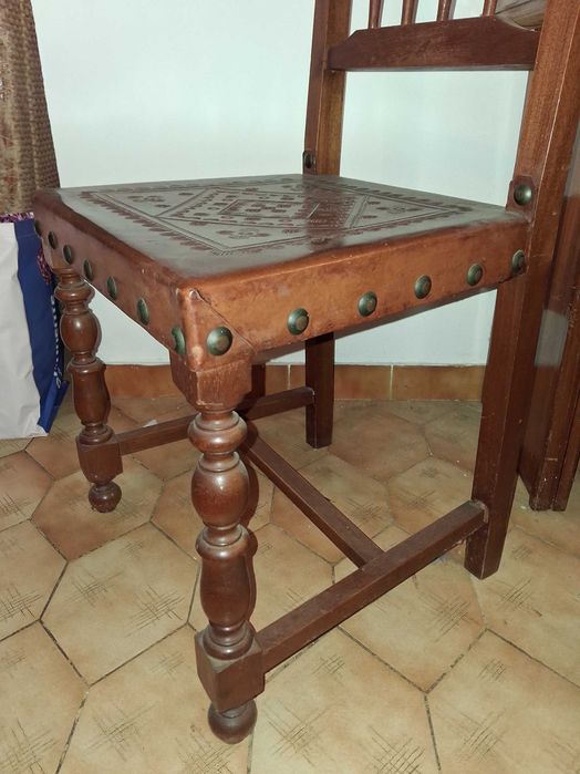 Cadeiras de madeira e pele