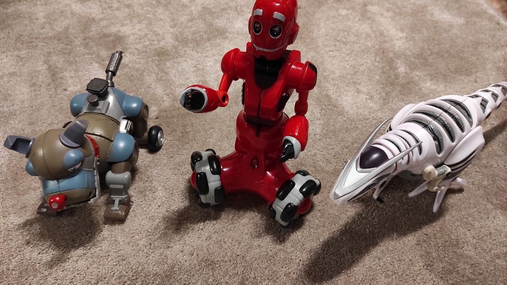 Roboty , zabawki, dinozaur , pies