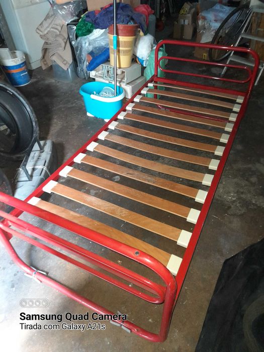 Cama de ferro de solteiro