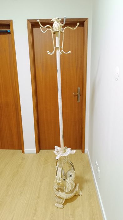 Cabideiro bengaleiro de pé branco vintage