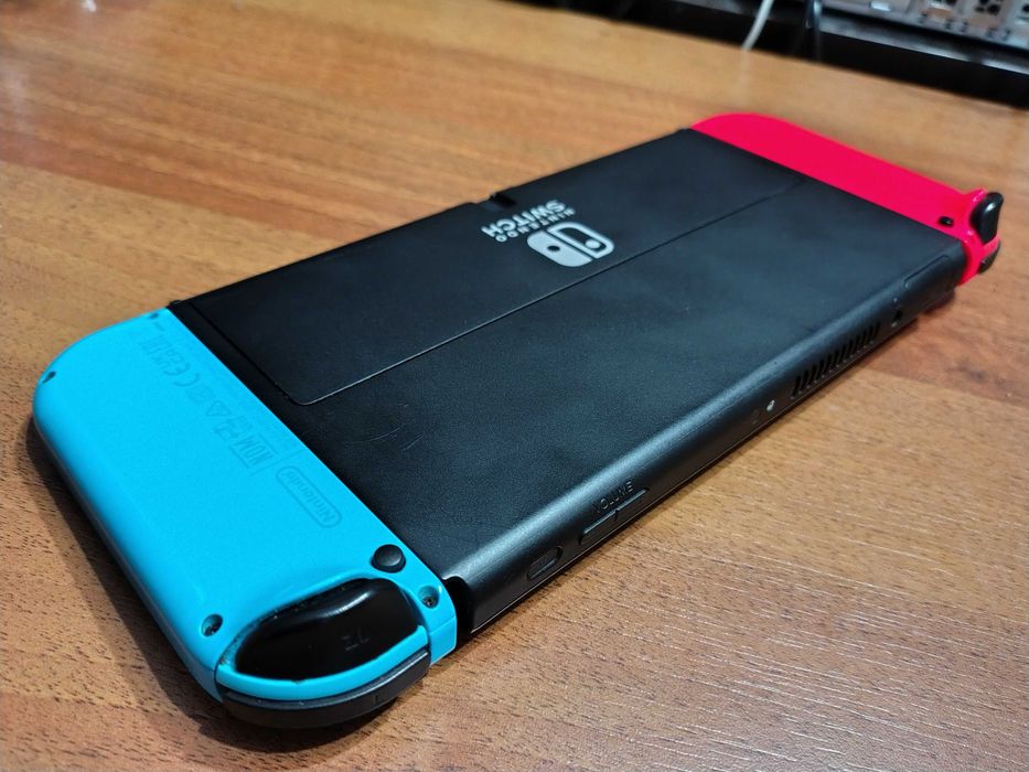 Idealny Nintendo Switch OLED wielokolorowy + szkło