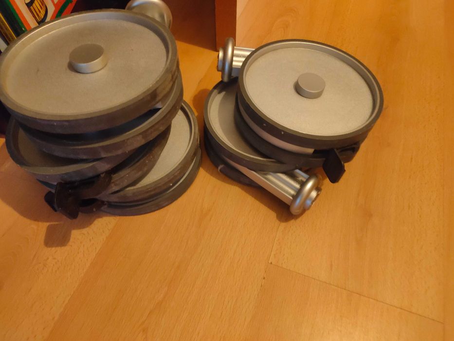 Base cama com rodas em bom estado