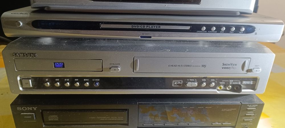 Leitores VHS, leitor DVD, leitor Cd