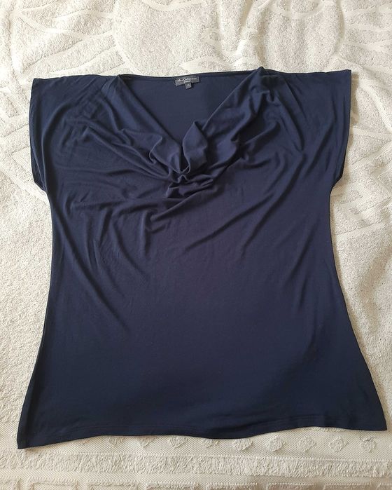 Красивая темно-синяя футболка с драпировкой