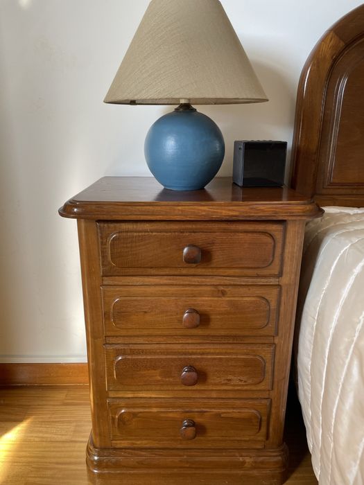 Cama  casal e outros em madeira castanho  maciço