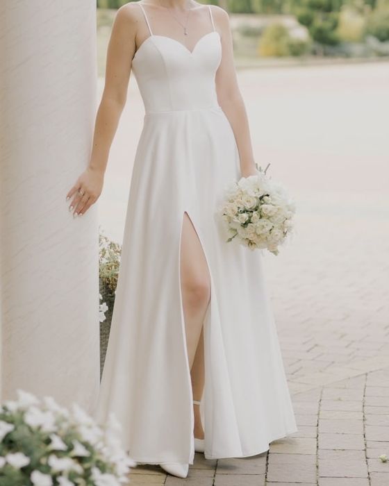 Біла вечірня сукня