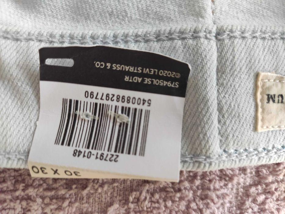 Джинси жіночі Levi`s. Колі білий.