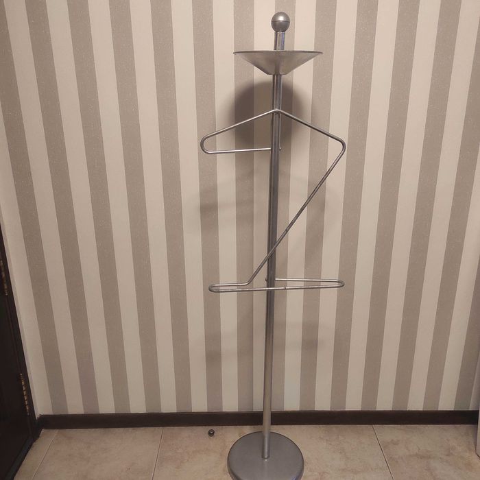 Selling a silver coat rack
 in good condition