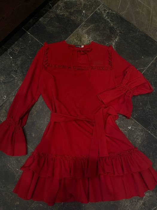 Червона сукня з рюшами