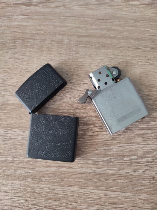 Zapalniczka Zippo 29989 Tone on Tone Black Matte