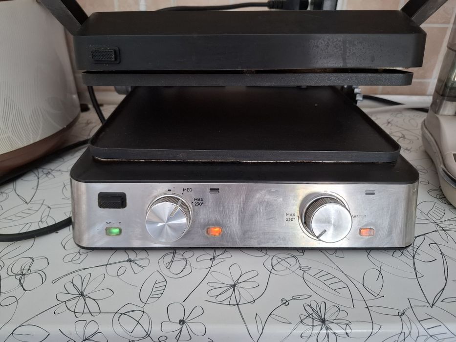Електричний гриль шашличниця Б/У Delonghi CGH900