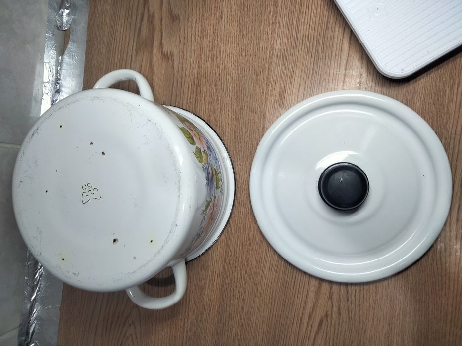 Емальована кастрюля