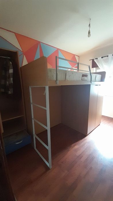 Cama elevada com conjunto completo de arrumação