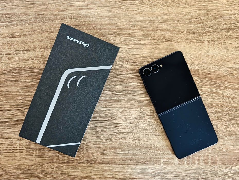 Samsung Galaxy Z Flip 7 - 12/256Gb - Preto
