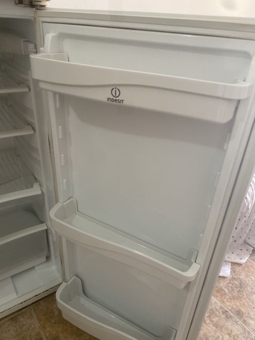 Frigorifico INDESIT medida mt 1,40x0,50.