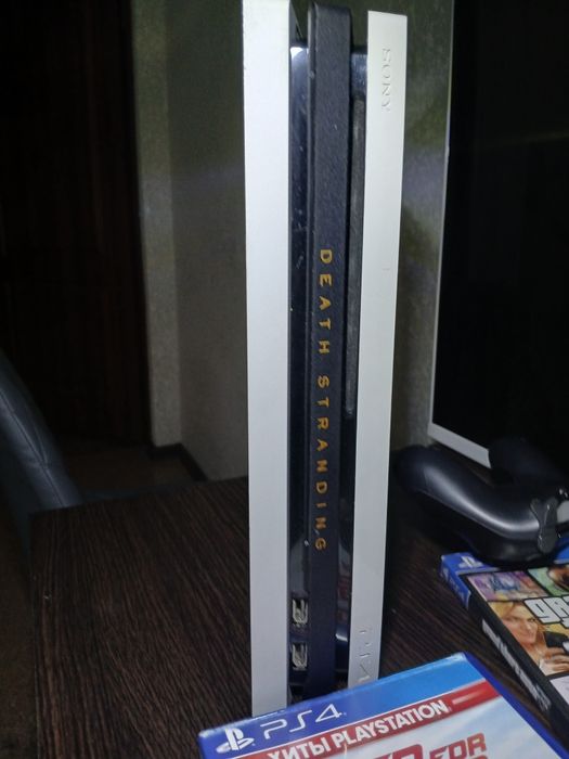 PlayStation 4 pro Dead Stranding з іграми на фото