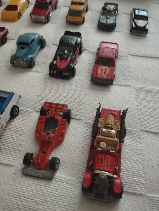 Mala e Carrinhos HotWheels (x28)