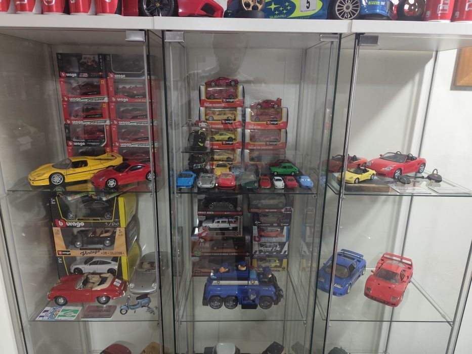 Miniaturas com 3 vitrines - Só vendo o conjunto