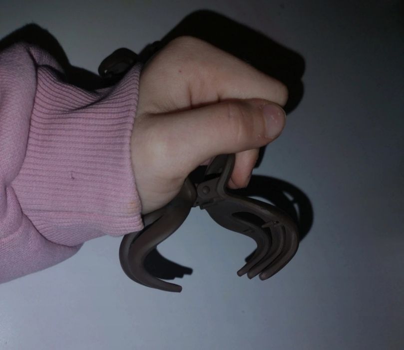 Dwie klamry nowe