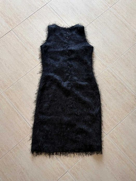 vestido de penugem preto elegante