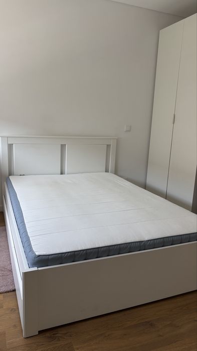 Cama casal espaçosa com colções
