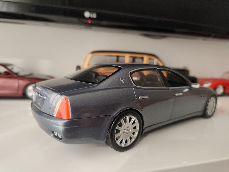 1/18 Maserati Quattroporte hot wheels carro coleção miniatura