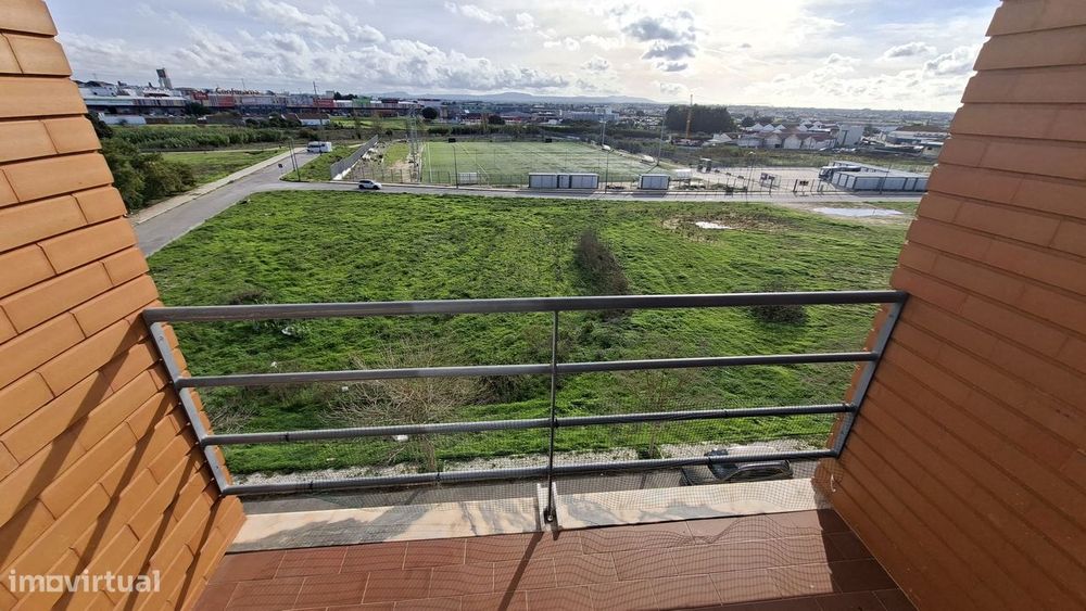 Apartamento T2 com 126m2, arrecadação e lugar  estacionamento Montijo.