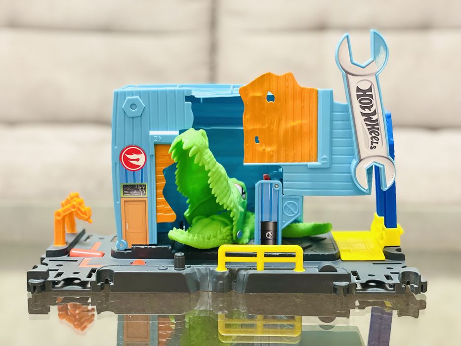 Трек Mattel Hot Wheels Атака крокодила в гараже FNB06