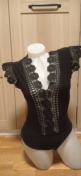 Mia Moda Made in Italy czarne body z szeroką koronką r.S