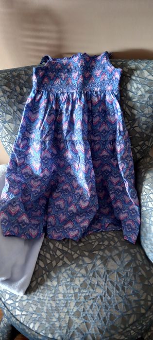 Vestido de menina em tons de azul e cor de rosa