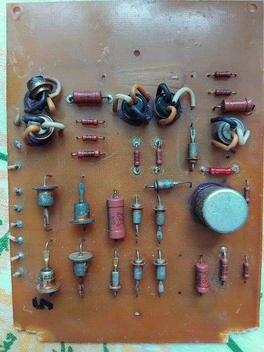 Платы с радиодеталями времен ссср.