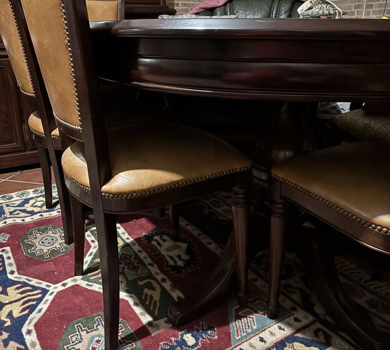 Mesa e cadeiras e um terno de sofas