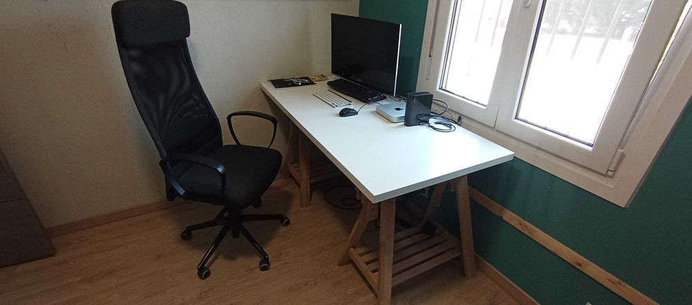 Mesa de escritorio + silla MARKUS como novo