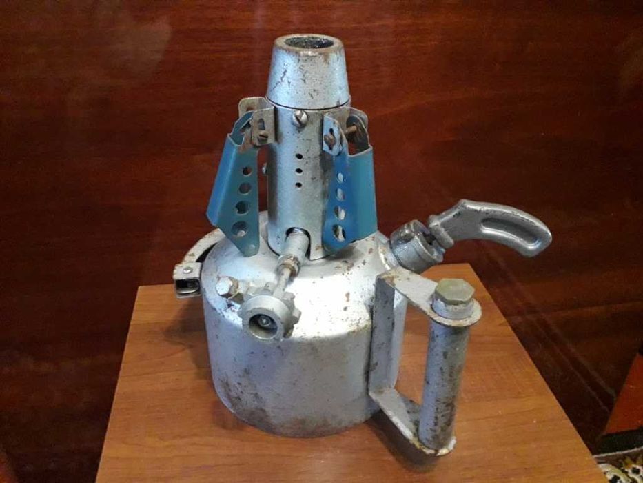 Кухонне приладдя. Примус для приготування їжі.