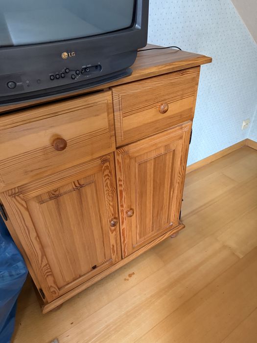 Zestaw drewnianych mebli sosnowych łóżko komoda toaletka