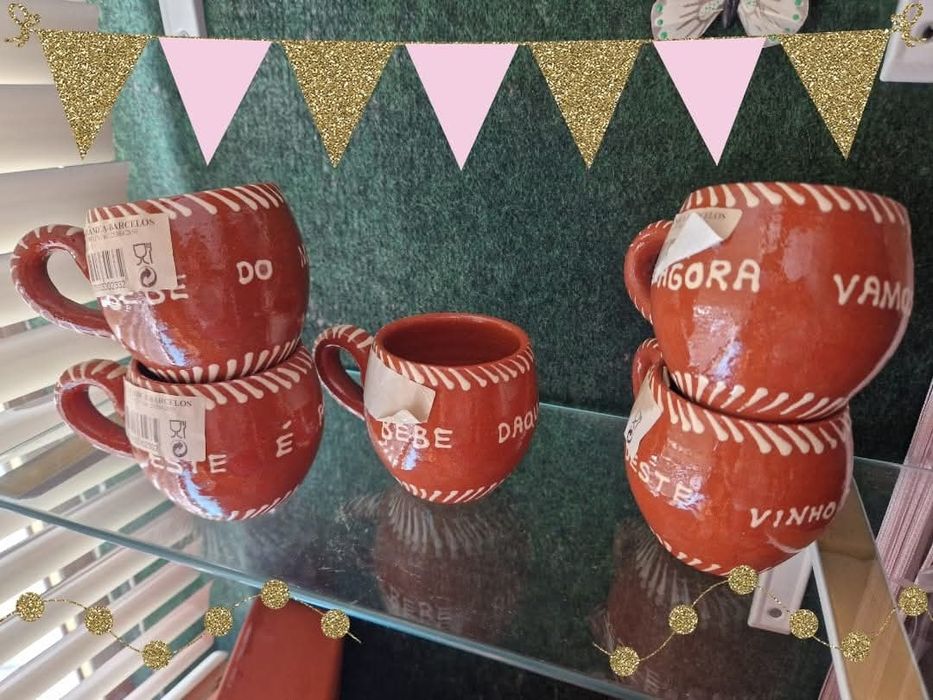 Taças e canecas de barro