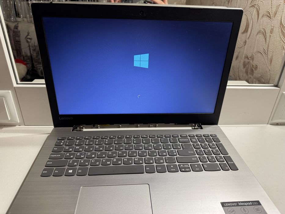 Ноутбук Lenovo в рабочем состояние
