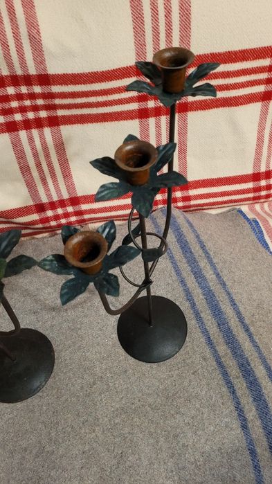 Dwa metalowe świeczniki wys.45 cm.