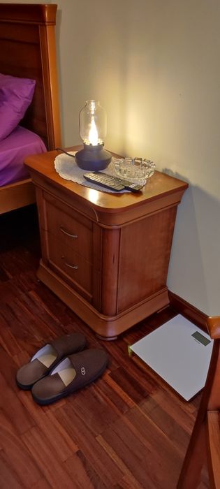 Mesa de cabeceira para quarto em madeira de Cerejeira
