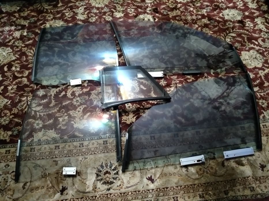 Стекла боковые (в двери) для Мерседес 124