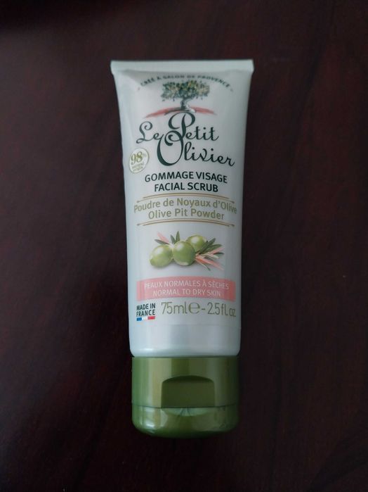 Coffret Natal, clutch colorida + esfoliante rosto + colar de pérolas