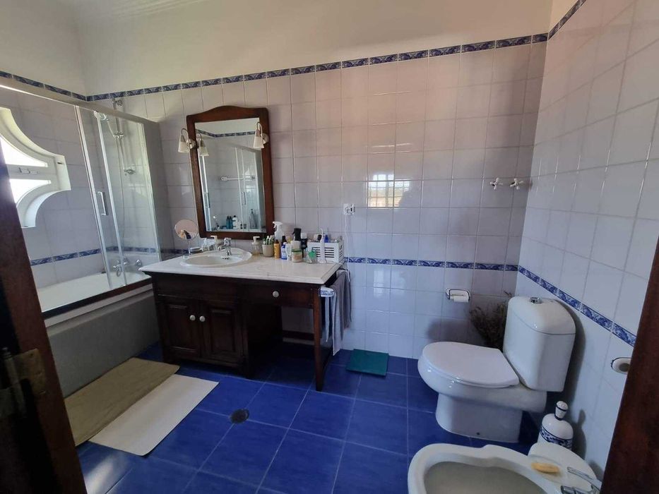 QUARTO INDIVIDUAL SUITE 20m2 - AC, estacionamento, piscina, arrecadação, jardim, barbecue ( Pinhal Novo )